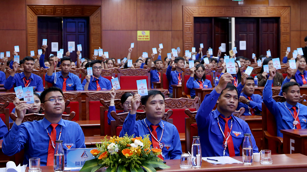 Đại biểu biểu quyết các nội dung tại Đại hội.